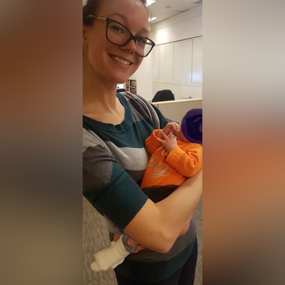 Small Guess Off-the-Shoulder short-sleeved sweater in great pre loved condition - Picture 7 of 7